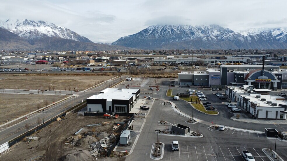 More Photos Of 634 N Mill Road, Vineyard Storefront Retail Office For Lease