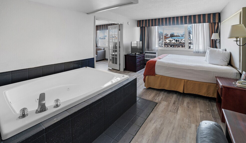 More Photos Of 325 Main St, Keokuk Hotel For Sale