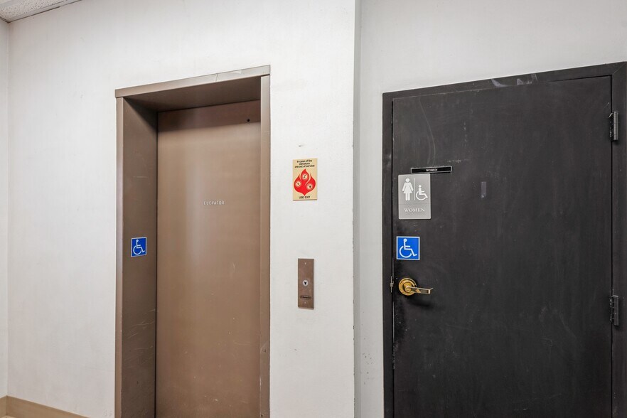 More Photos Of 202-210 W State St, Marshalltown Office For Sale