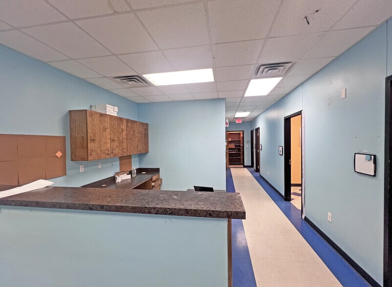 More Photos Of 210 W Longview Ave, Midland Storefront For Lease