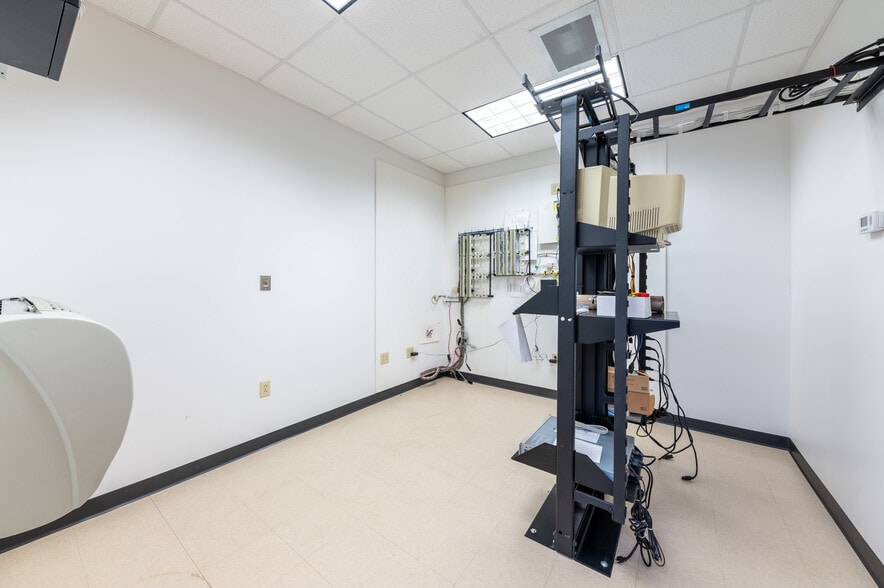 More Photos Of 109 Cambridge Pl, Bridgeport Office For Lease