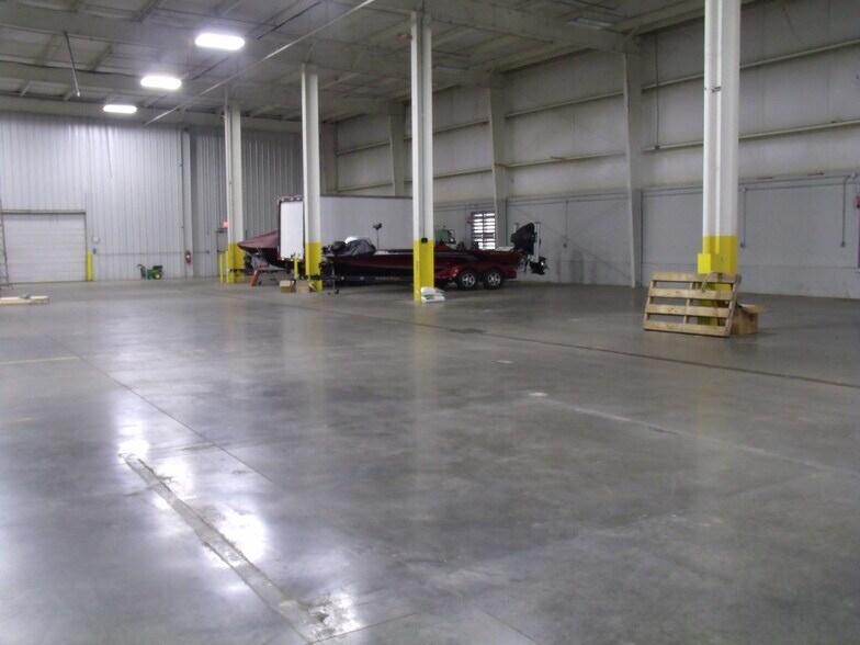 More Photos Of 411 Holmes St, Frankfort Light Distribution For Sale