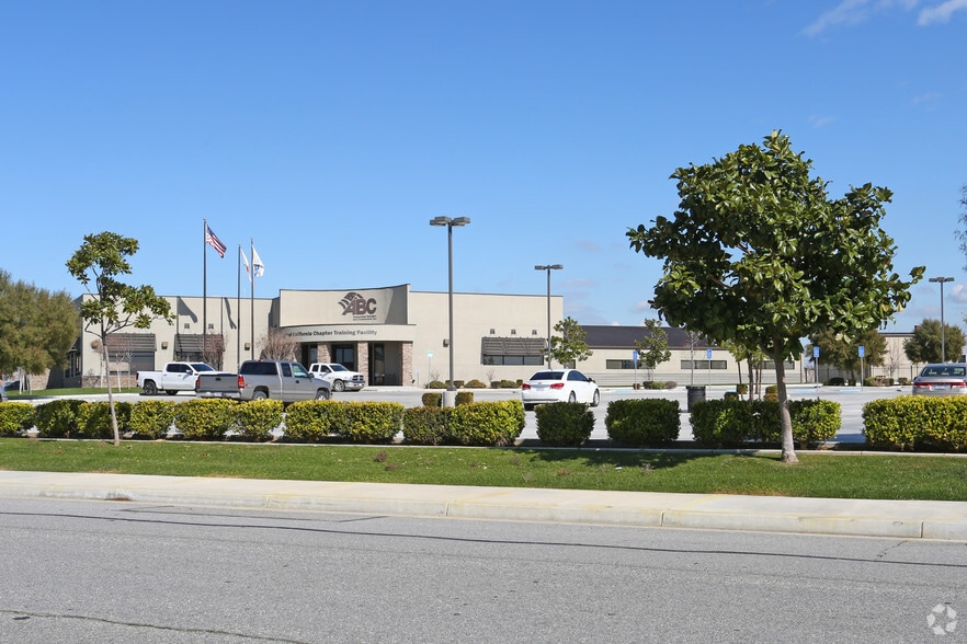 More Photos Of 19466 Flightpath Way, Bakersfield Light Distribution For Lease