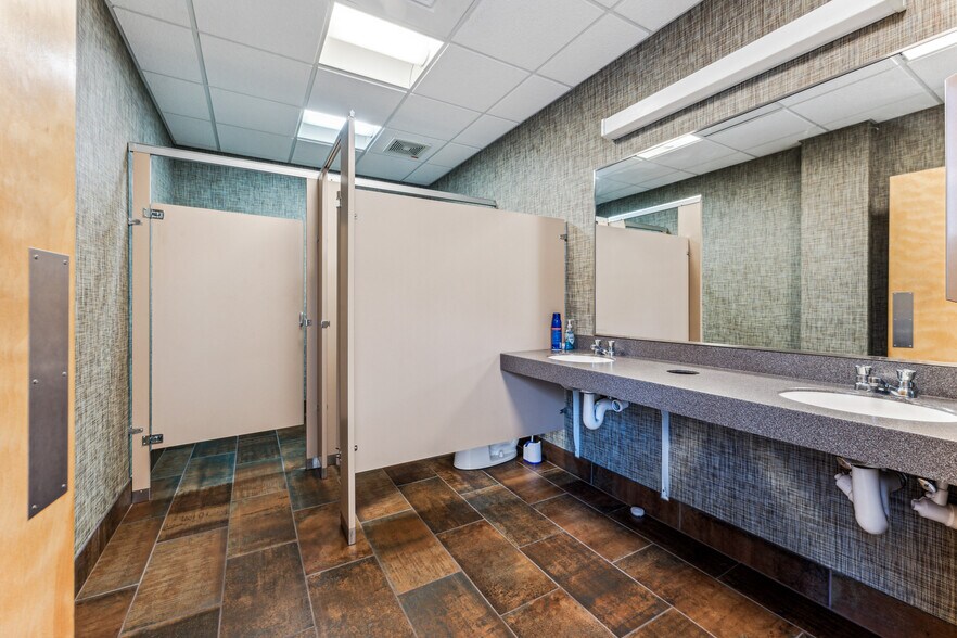 More Photos Of 2105 Northwest Blvd, Newton Office For Sale