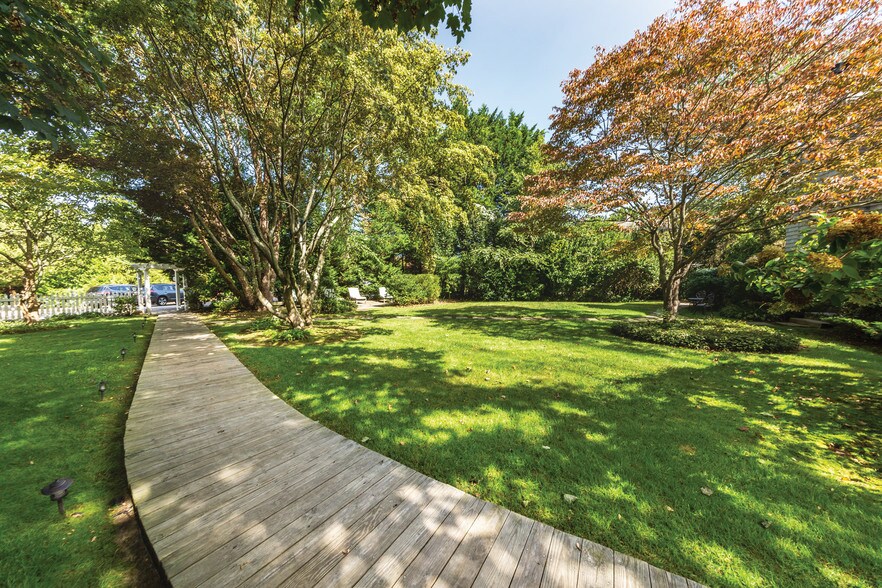 More Photos Of 31 N Main St, East Hampton Hospitality For Sale