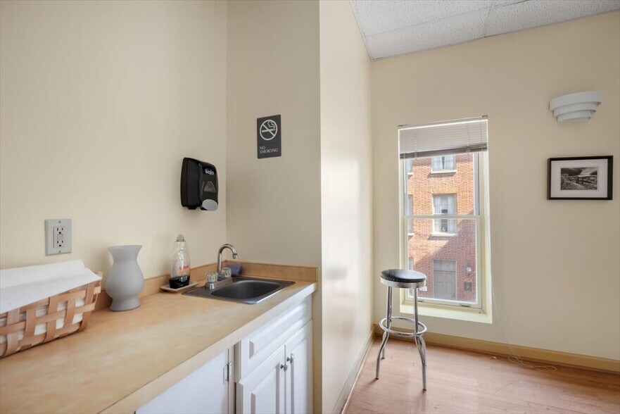 More Photos Of 9 N Loudoun St, Winchester Office For Sale