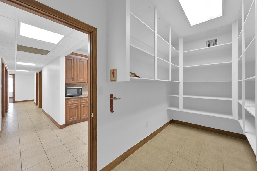 More Photos Of 11322 Neeshaw Dr, Houston Warehouse For Lease