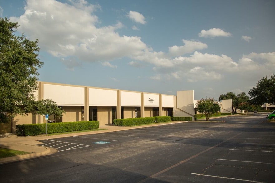 More Photos Of 15026-15080 Beltway Dr, Addison Light Manufacturing For Lease