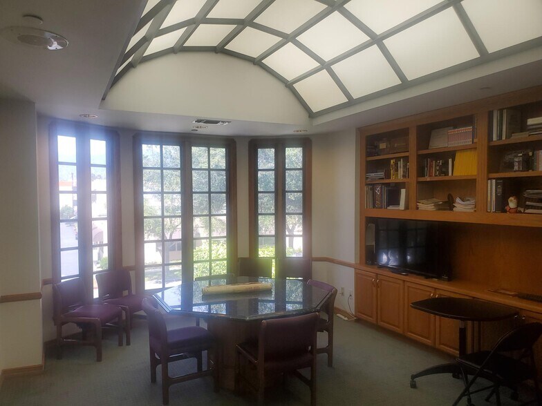 More Photos Of 560 Riverdale Dr, Glendale Warehouse For Sale