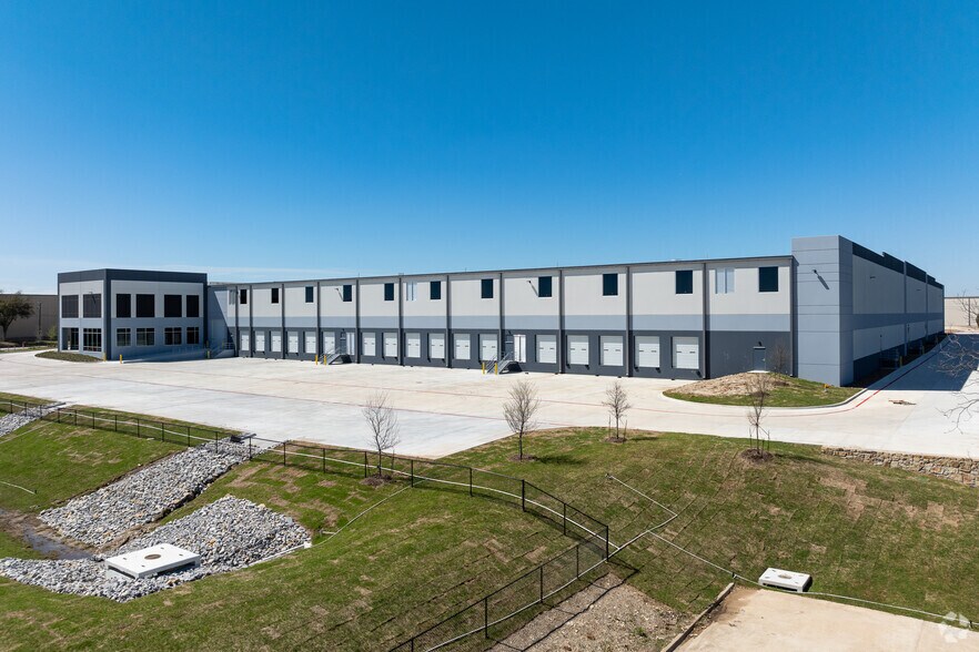 More Photos Of 4597 W Ledbetter Dr, Dallas Warehouse For Sale