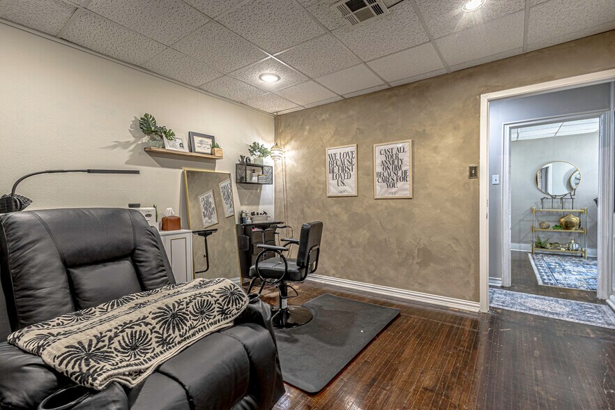 More Photos Of 4209 W waco Dr, Waco Office For Lease