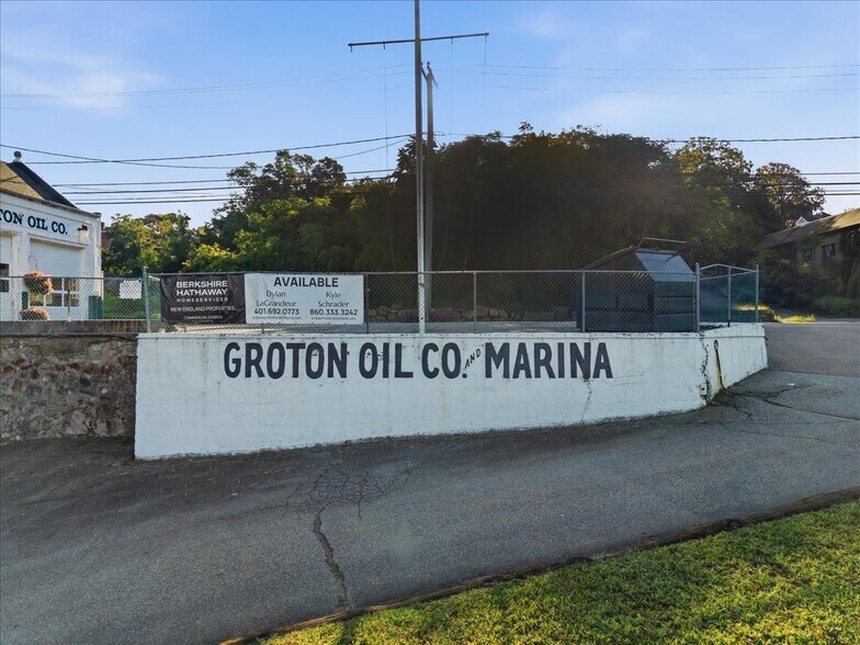 More Photos Of 53 Thames St, Groton Marina For Sale