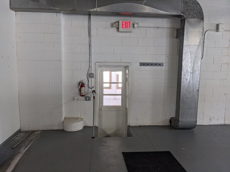 More Photos Of 250 S Kinzie Ave, Bradley Flex For Sale