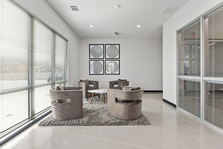 More Photos Of 6000 Menchaca Rd, Austin Unknown For Lease