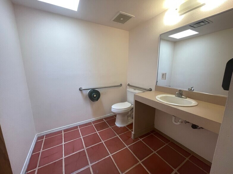 More Photos Of 1709 Girard Blvd NE, Albuquerque Medical For Lease
