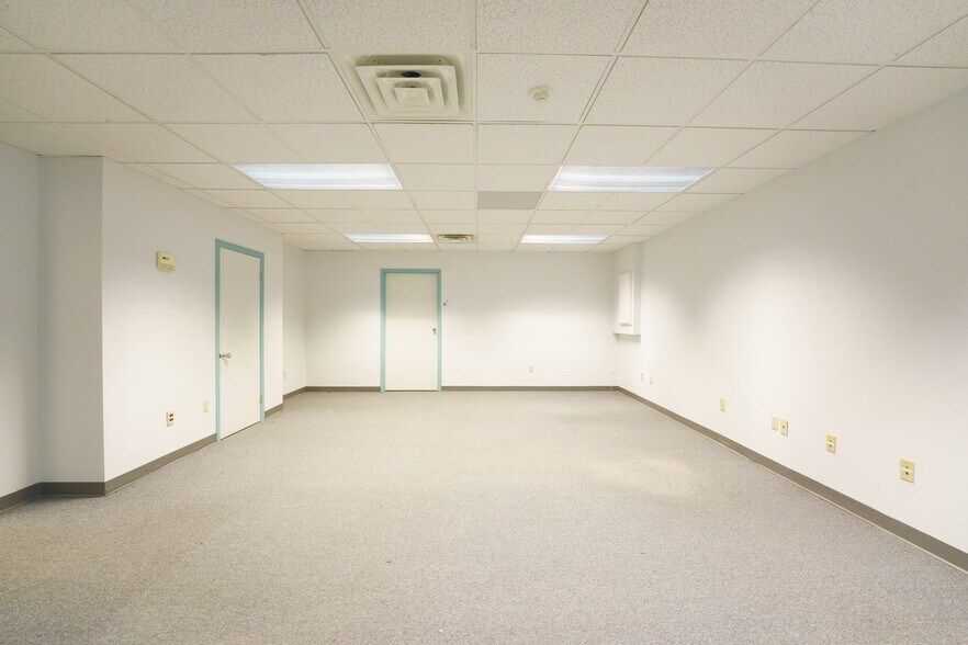 More Photos Of 6 Blackstone Valley Pl, Lincoln Medical For Sale