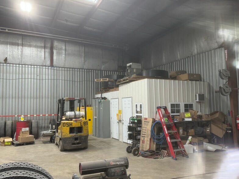 More Photos Of 906 Beeler, Litchfield Warehouse For Lease