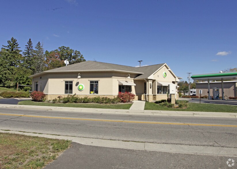 More Photos Of 1231 Grant St, Lake Geneva Convenience Store For Sale