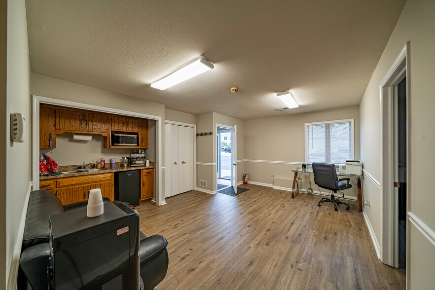 More Photos Of 20604 Burl Ct, Joliet Manufacturing For Sale