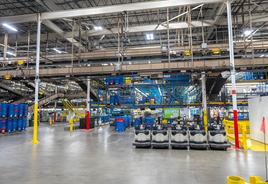 More Photos Of 5400 Perry Dr, Waterford Distribution For Lease