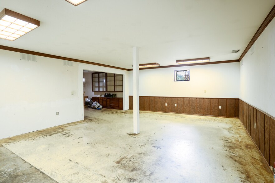 More Photos Of 220 Davenport Blvd, Davenport General Retail For Sale