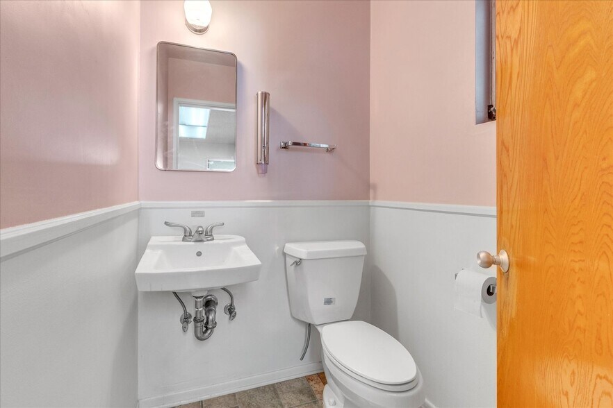 More Photos Of 18032 Ventura Blvd, Encino Medical For Lease