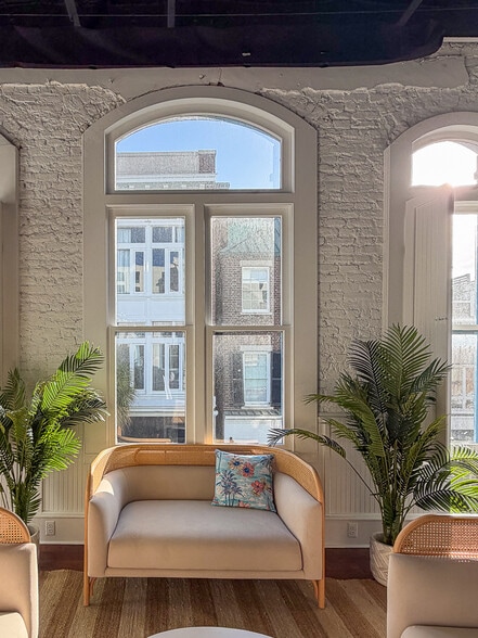 More Photos Of 345 King St, Charleston Storefront Retail Office For Lease