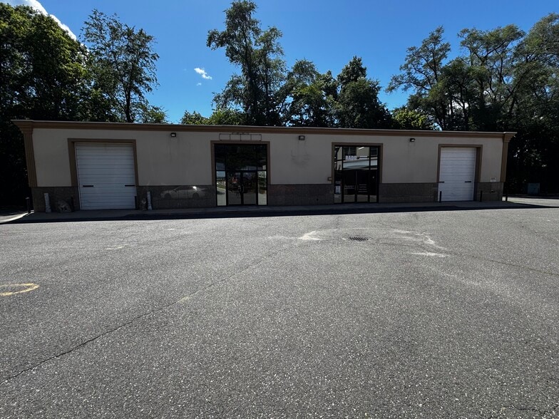 More Photos Of 72-74 Cedar Swamp Rd, Glen Cove Storefront Retail Office For Sale