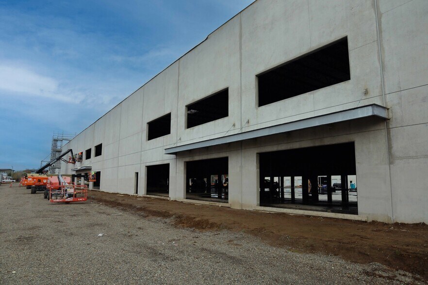 More Photos Of 1414 Commerce Way, Woodburn Industrial For Sale