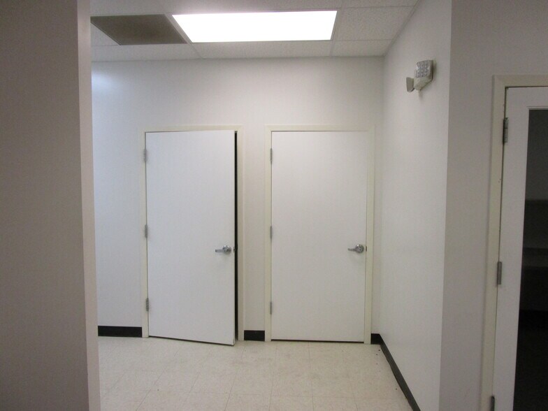 More Photos Of 1008-1016 W Mary St, Garden City General Retail For Lease