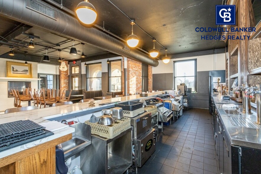 More Photos Of 916 W 9th St, Vinton Specialty For Sale