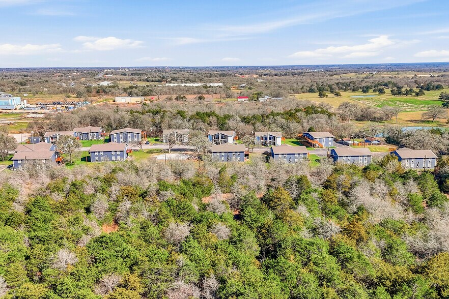 More Photos Of 1105 Westwood Ln, Giddings Apartments For Sale