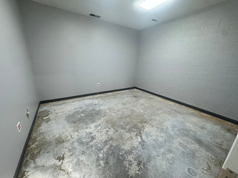 More Photos Of 3716 Alliance Dr, Greensboro Warehouse For Lease