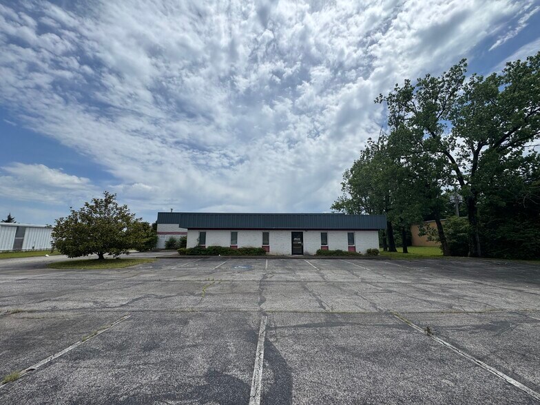 More Photos Of 855 Mitchell Road Ext, Tupelo Flex For Sale