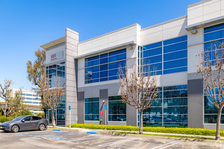 More Photos Of 887-889 N Douglas St, El Segundo Loft Creative Space For Sale