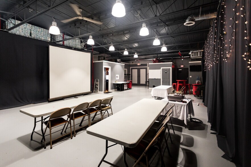 More Photos Of 16813 Wyoming St, Detroit Showroom For Lease