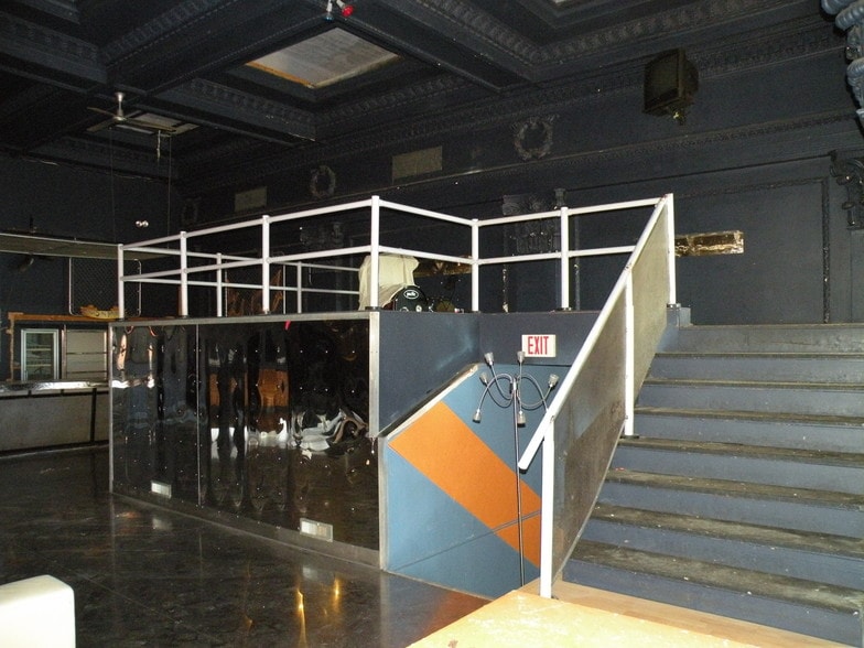 More Photos Of 226-228 5th Ave S, Clinton Bar For Sale