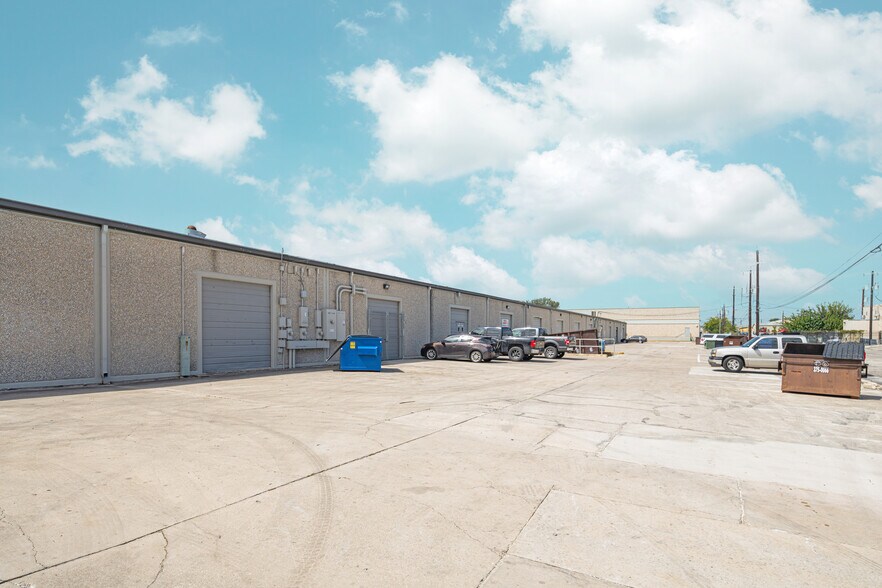 More Photos Of 9901 Broadway St, San Antonio Showroom For Lease