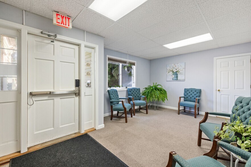 More Photos Of 214 Lake St, Bristol Office For Sale