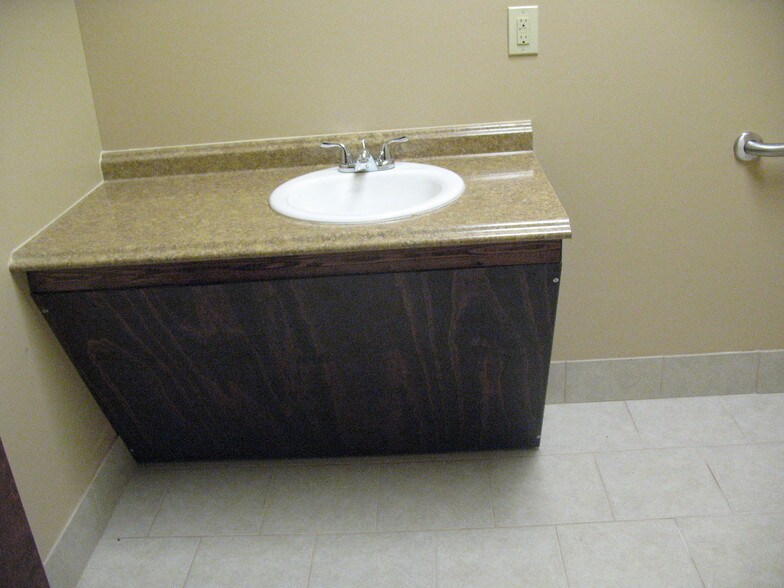 More Photos Of 13190 Highway 92, Woodstock Freestanding For Lease