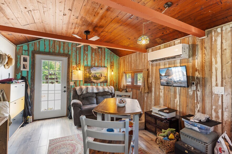 More Photos Of 10897 AR-5, Salesville Hotel For Sale