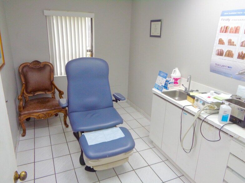 More Photos Of 7800 W Oakland Park Blvd, Sunrise Medical For Sale