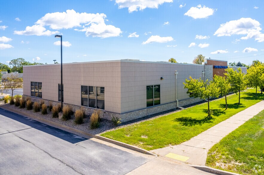 More Photos Of 1401 Kimberly Rd, Bettendorf Office For Lease