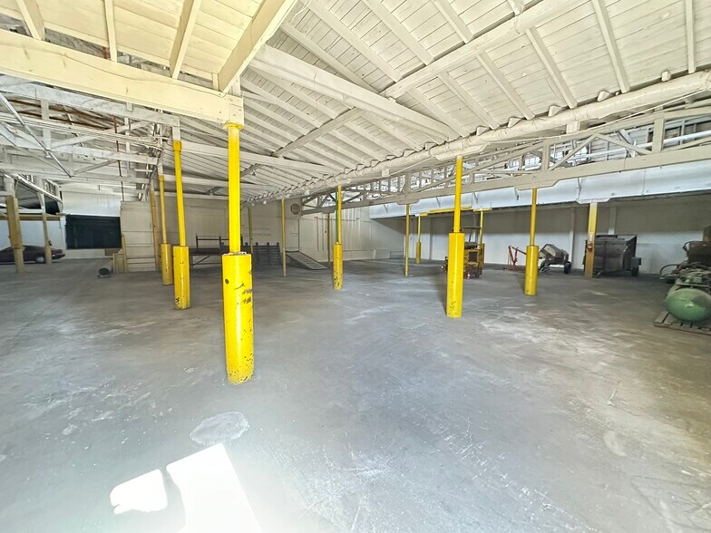 More Photos Of 323 S Fir St, Medford Warehouse For Sale