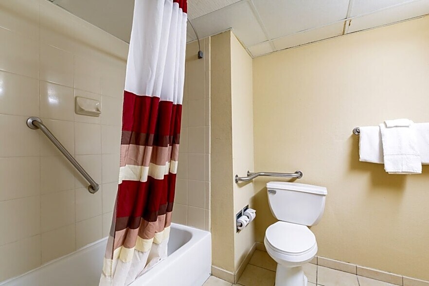 More Photos Of 1800 S Old Decker Rd, Vincennes Hotel For Sale