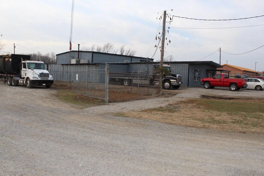 More Photos Of 1401 Black River Industrial Park Rd, Poplar Bluff Flex For Sale