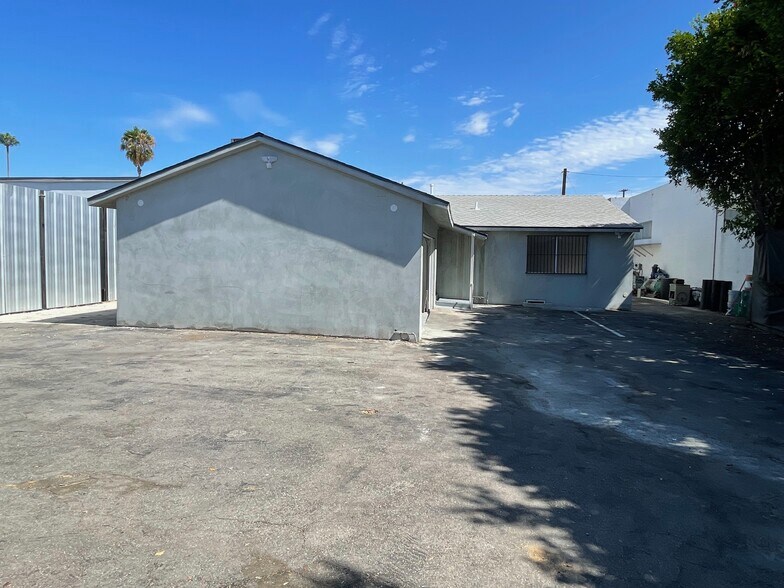 More Photos Of 16123 Wyandotte St, Van Nuys Service For Lease