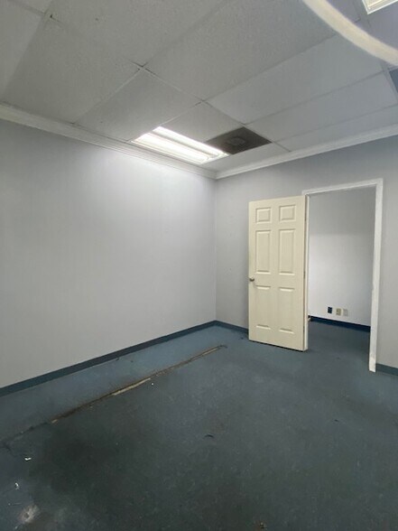 More Photos Of 2670 Highway 35 Byp S, Alvin Office For Lease