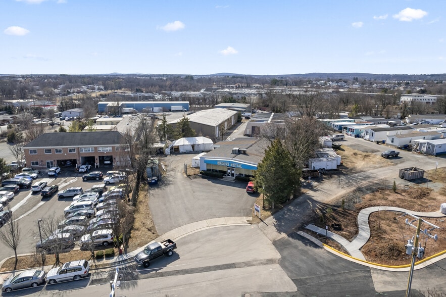 More Photos Of 309 Parker Ct SE, Leesburg Freestanding For Lease