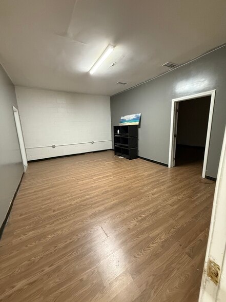 More Photos Of 14529 Archwood St, Van Nuys Storefront Retail Office For Lease